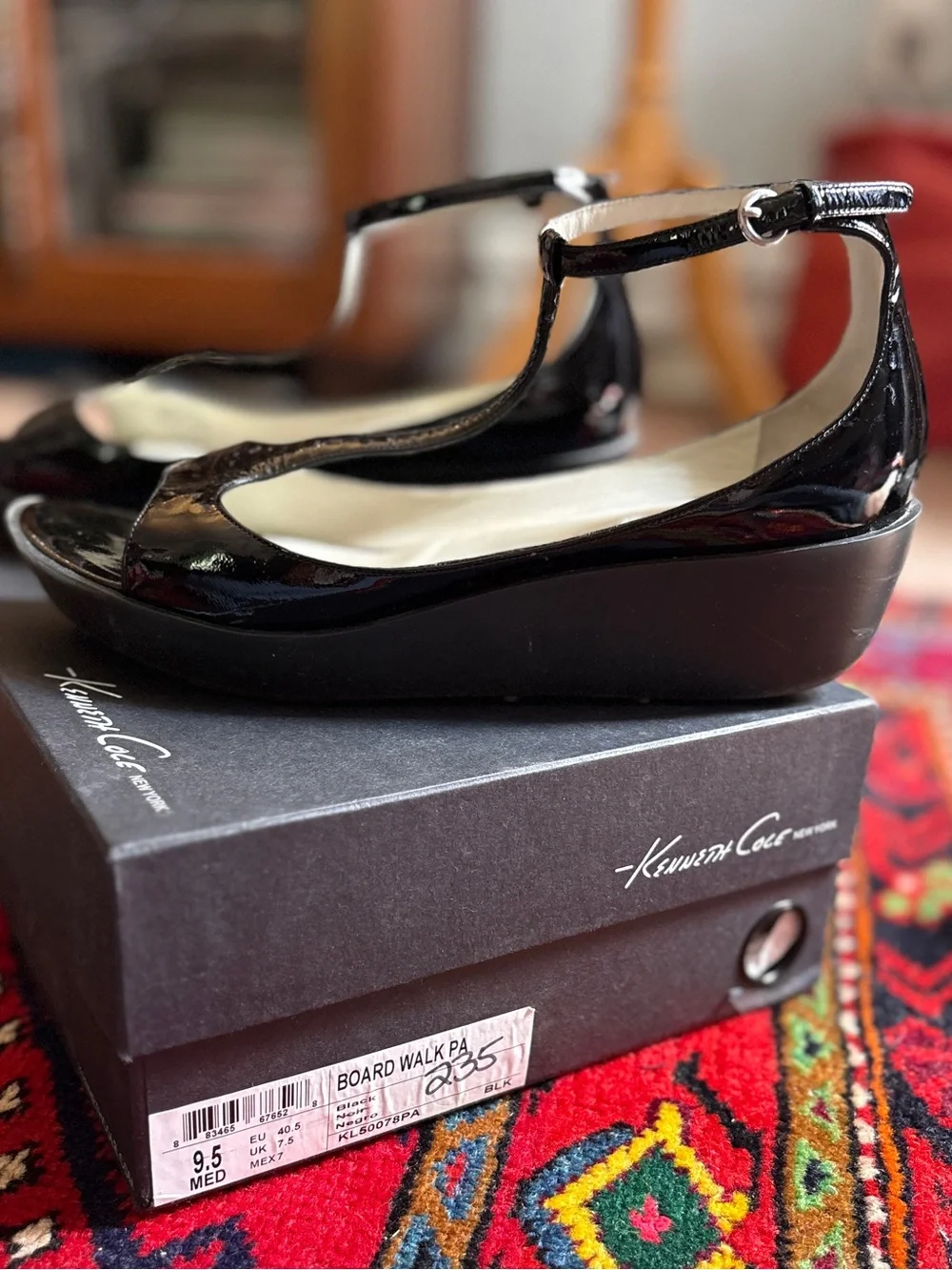 Sz 9.5 Kenneth Cole New York patent leather t strap open toe platform sandel